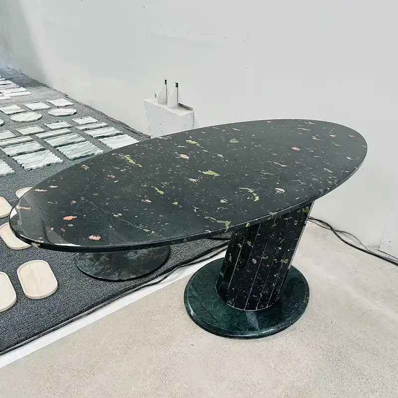 Grøn marmor spisebord